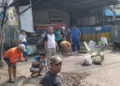 Warga RW 15 Panmas Bersihkan Drainase Jalan Pitara
