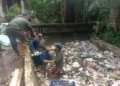 Styrofoam hingga Kasur Berhasil Diangkut Satgas DPUPR dari Kali Cabang Timur
