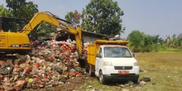 Kembali Jadi Sarana Olahraga, Tumpukan Sampah di TPS Liar Lapangan Porkas Diangkut